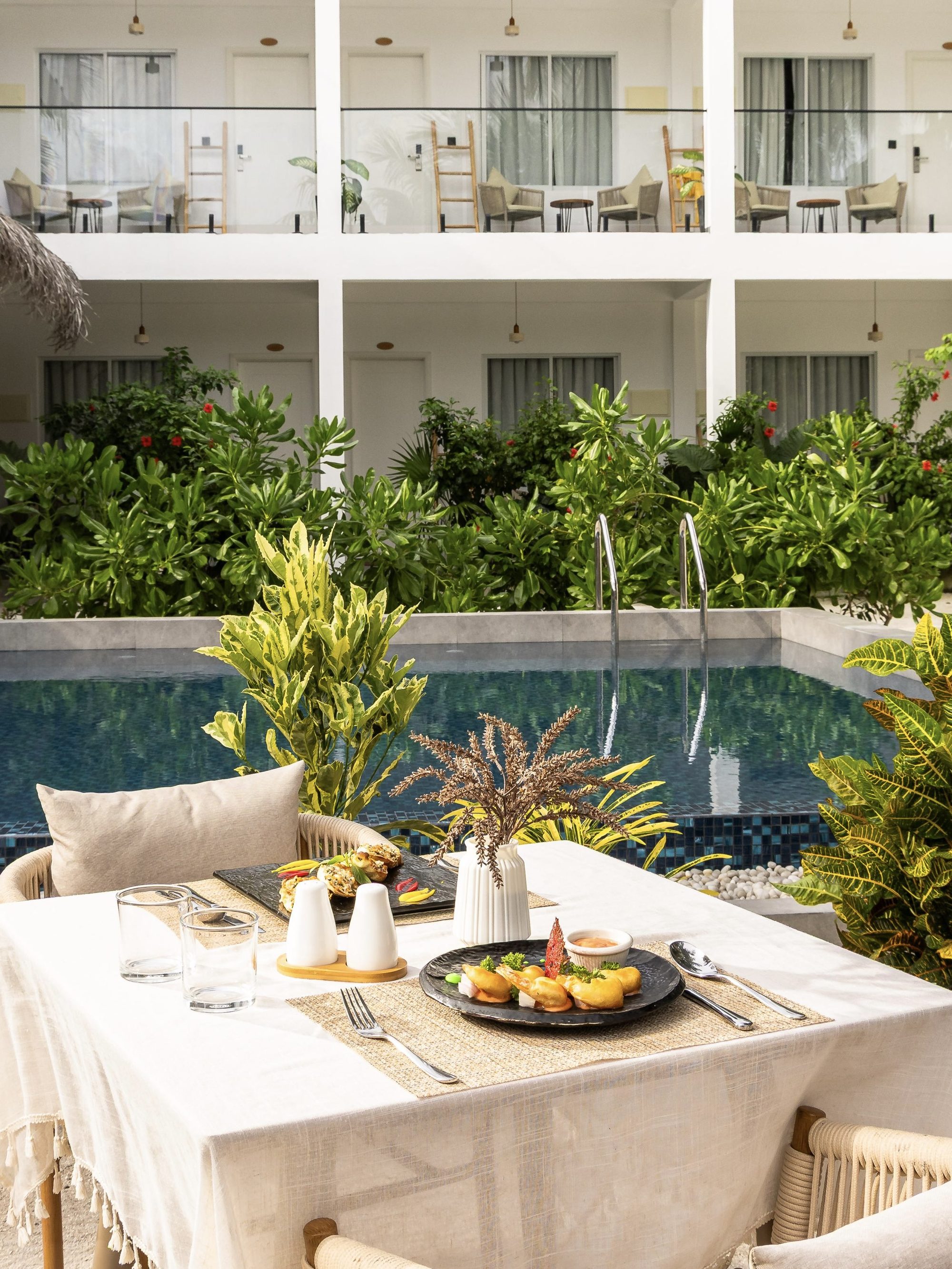 Una mesa larga dispuesta junto a la piscina