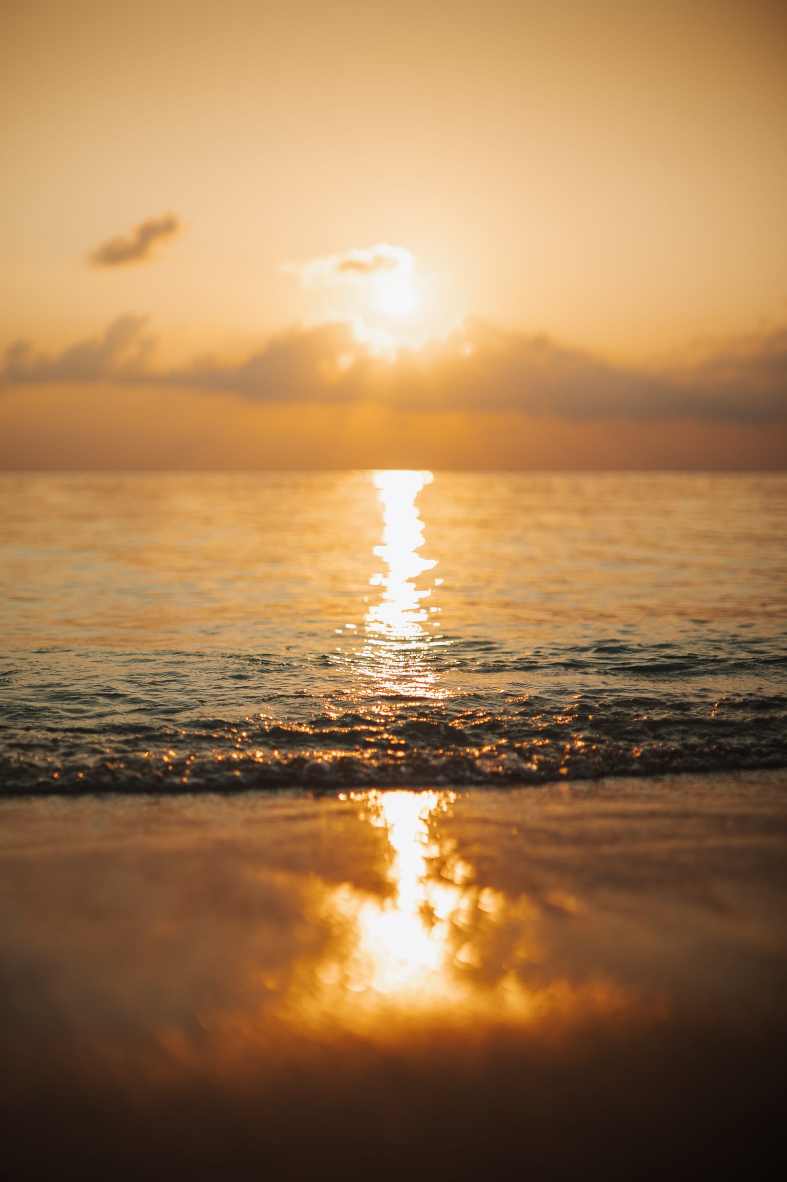 Atardecer dorado sobre el mar en calma frente a Thoddoo